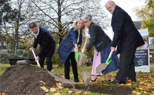 Spatenstich für das Demenz-Zentrum: Bürgermeisterin Doris Laban (Zweite von links), Wohnbereichsleiterin Monika Brich, Albert Buchetmann (rechts) und Architekt Günter Möller (legt auch noch eine Zeitkapsel bestückt mit Satzung, Pläne und Chronik in den Boden).
