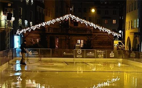 Spiegelglatt soll sie sein: In der Nacht wird die Eisfläche der Sparkassen-Arena aufbereitet.Foto  SAS Veranstaltungen