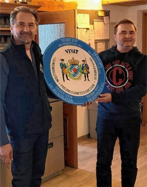 Sportleiter Gerhard Wingen übergibt die Schützenscheibe an Schützenmeister Richard Kotz (rechts). Foto re