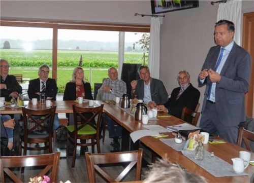 Staatssekretär Stephan Mayer beim ersten Unternehmerdialog in Unterneukirchen, dem weitere folgen sollen. Foto Göbel