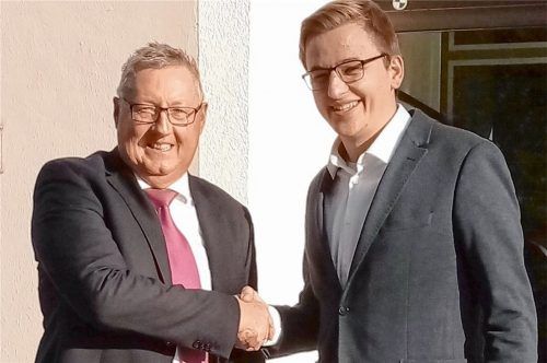 Staffelübergabe: Bürgermeister Hans Nowak, ab dem ersten Advent Bürgermeister a.D., beglückwünscht Nachfolger Christoph Schneider, der ab Sonntag verantwortlich ist.