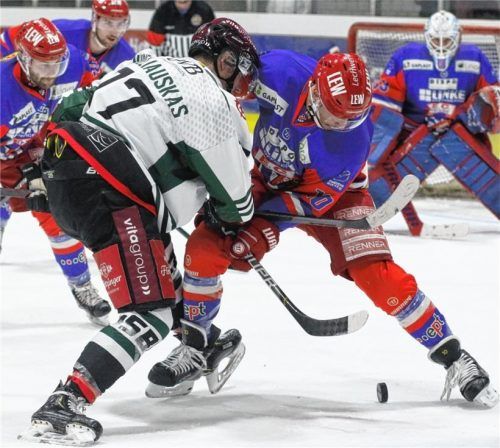 Starbulls-Stürmer Tadas Kumeliauskas und Peitings Nardo Nagtzaam lieferten sich mit ihren Teams ein heißes Duell, das der Peitinger für sich entschied.Foto Halmel