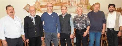 Stellvertretender Vorsitzender Peter Dienersberger, Konrad Zeller, Walter Herrmann, Rudi Beitz, Heinz Räbinger, Christian ‚Blantz und Vorstand Thomas Aschauer (von links). Foto Sollinger