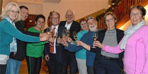 Stießen auf den Wahlkampf an: (von links) die SPD-Stadträte Irene Langer und Wolfgang Janeczka, die Kreisvorsitzende Alexandra Burgmaier, Bürgermeister Michael Kölbl, sein Stellvertreter Werner Gartner, Dr. Christine Mayerhofer, Peter Stenger, Friederike Kayser-Büker und Marlene Hof-Hippke. Foto Duczek