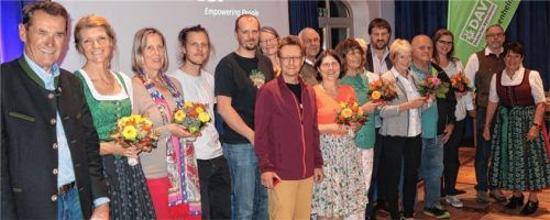Stolz auf die Treue zum Verein ist Franz Knarr (links), der Vorsitzende der Sektion Rosenheim im Deutschen Alpenverein auf die Vereinsmitglieder, die jetzt für ihre langjährige Mitgliedschaft geehrt worden sind.Foto re
