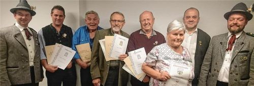 Stolze Ehrenmitglieder: (von links: Erster Schützenmeister Josef Graf, Thomas Schlaipfer, August Voit, Josef Müller, Georg Opperer, Rosa Görgmaier, Robert Huber und Zweiter Schützenmeister Martin Görgmaier.Foto re