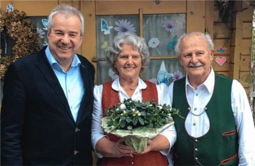 Strahlendes Ehepaar: Bürgermeister Peter Böck (links) gratulierte dem Jubelpaar Elisabeth und Sebastian Fegl.Foto re