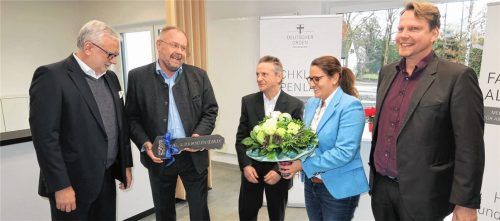 Symbolische Schlüsselübergabe: Deutscher-Orden-Geschäftsführer Dr. Thomas Franke, Architekt Franz Feldner, Vorstand Michael Perla (beide Haumann & Fuchs Ingenieure AG), Deutscher-Orden-Projektleiterin Susanne Schnabel und Klinikleiter Dr. Max Braun (von links). Fotos  Baumann