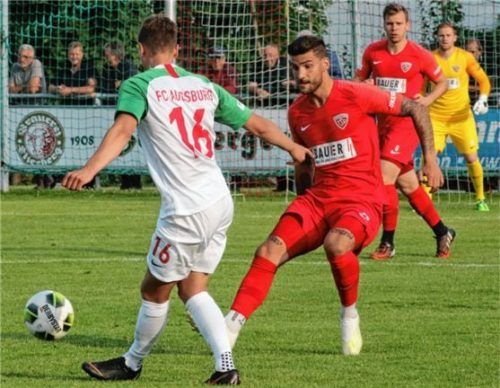 Szene aus dem Hinspiel: Aleks Petrovic attackiert den Augsburger Marcus Pöllner.Foto Buchholz