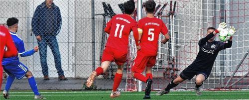 Szene aus dem Spiel zwischen 1860 Rosenheim und der SpVgg Unterhaching in der A-Junioren-Bayernliga: 1860-Keeper Thomas Wimmer wehrt den Schuss eines Unterhachingers bravourös ab.Foto Ziegler