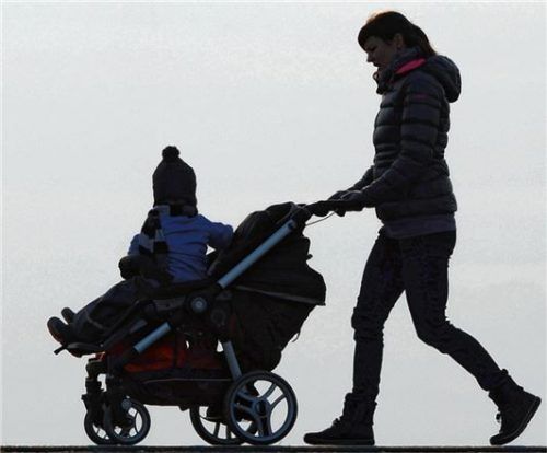 Tatwerkzeug Kinderwagen: Im November 2019 war eine Frau damit auf Diebestour in einem Waldkraiburger Supermarkt. Ob es die 29-jährige Angeklagte war, gegen die jetzt in Mühldorf verhandelt wurde, ließ sich nicht eindeutig beweisen.Foto  dpa