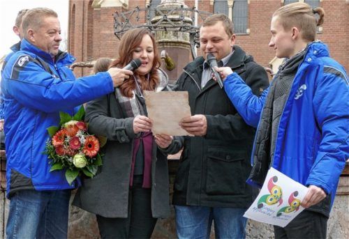 Teresa Gründl und Andreas Ziegler sind die neuen „Regenten“ im Kraiburger Fasching. Die Hofmarschälle Christian Hausperger (links) und sein Sohn Stefan (rechts) läuteten den Kraiburger Fasching ein und lüfteten das Geheimnis um das Prinzenpaar, das mit dem Feuerwehrauto kam. Die große Marschgarde zeigte eine flotte Parade. Fotos  Bachmaier