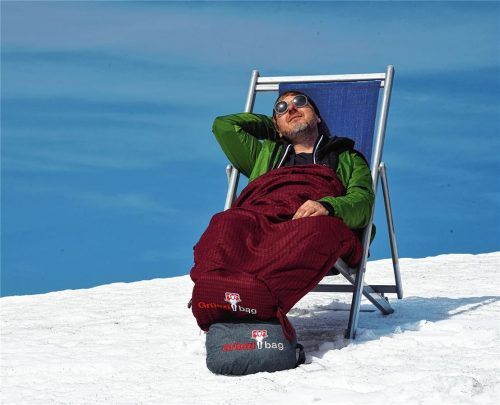 Testschläfer in eigener Sache: Markus Wiesböck im schneereichen Außeneinsatz für sein Produkt.Foto Grüezi Bag