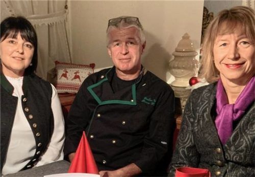 Theresa Albrecht (rechts), Kreisvorsitzende Kreisstelle Rosenheim/Wirtesprecherin, informierte über 2019 in der Gastronomie. Regina und Benno Huber, Inhaberfamilie des Großen Wirts Bruckmühl, stellten ihren Betrieb vor. Foto re