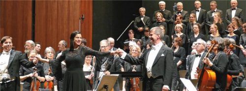 Thomas J. Mandls freut sich mit Solisten, Chor und Orchester der Innphilharmonie über den Beifall.Foto  Janka