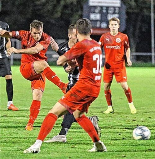 Torgefährlicher Abwehrspieler: Georg Lenz (links) sicherte mit seinen beiden Toren in den letzten vier Spielen vier Punkte. Foto  Habermann