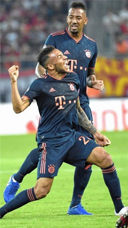 Torschütze beim 3:2-Sieg in Piräus: Corentin Tolisso (vorne) jubelt mit Jerome Boateng über seinen Treffer zur 3:1-Führung der Bayern. Foto  dpa