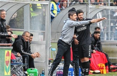 Trainer Ronald Schmidt gibt Sammy Ammari Anweisungen – geholfen hat es nichts. Foto  Zucker