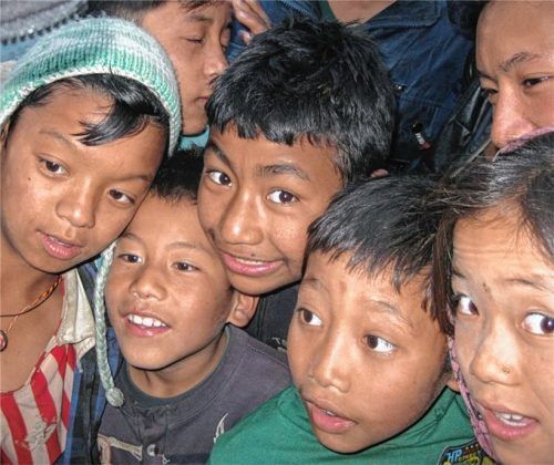 Über 13 Jahre hinweg hat der Verein Inntal pro Kharikhola 260000 Euro gesammelt und sie vor allem für Bildung in dem nepalesischen Bergdorf eingesetzt. Nach dem Erdbeben 2015 wurden die Hilfsleistungen ausgeweitet.