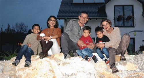 Über alle Mauern hinweg hat Michael Tille (Mitte) sein Leben gelebt, viele Jahre in Amerika und Mexiko gearbeitet, ehe er zurück nach Deutschland kam. Mit seiner Frau Mayela (Zweite von links) und seinen Söhnen Sebastian, Noé und Benjamin (von links) lebt er heute in Ingolstadt. Seine Schwester Kathrin Gerlach (rechts) arbeitet als Redakteurin beim Mangfall-Boten. Foto RE