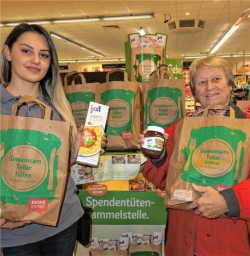 Über das tolle Ergebnis der REWE-Tüten-Aktion freuen sich Tafel-Leiterin Christine Stieber (rechts) und die stellvertretende REWE-Marktleiterin Laureta Potoku. Foto  Baumann