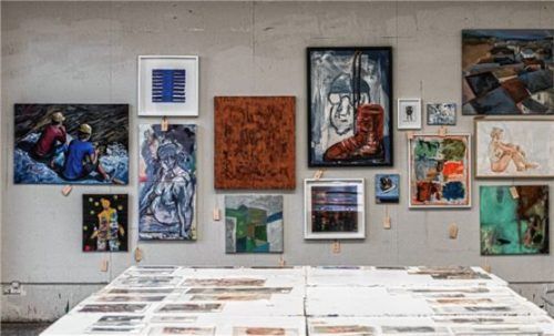 Über die kahlen Stellen an der Wand freut sich die Akademie der Künste – belegten sie doch das (Kauf-)Interesse beim „Kunst-Supermarkt“. Foto AKdB Kolbermoor