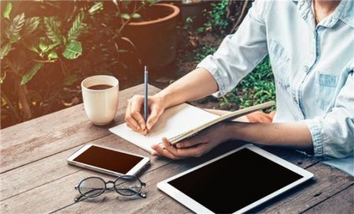 Überall, wo es darum geht, Überblick zu gewinnen und Strukturen zu erfassen, sind gedruckte Kalender digitalen Timern überlegen. Foto djd/Weekview/tortoon - stock.adobe.com