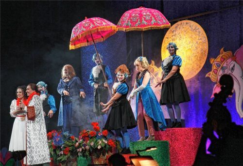 Übertriebener Glanz und Glamour haben das Potenzial, Operetten aus ihrem Nischendasein zu heben. Wie das gelingt hat das Freie Landestheater Bayern anhand des Werkes „Der Vetter aus Dingsda“ gezeigt.Foto von Ahn