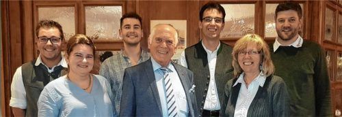 Überzeugten mit besondere Leistungen: die besten Maurer-Junggehilfen der Bauinnung Wasserburg/Ebersberg. Korbinian Raab und Kilian Baumgartner (von links hinten) mit Doris Heilmann (Betrieb Martin Heilmann), Martin Schmid (Obermeister Innung) Hubert Strasser (Ausbildungsmeister Bildungszentrum), Sylvia und Helmut Grundner (Betrieb Wilhelm Grundner) (von links).Foto RIEGER