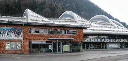 Um das Nutzungskonzept der Max-Aicher-Arena ging es unter anderem in den Diskussionsbeiträgen in der Inzeller Bürgerversammlung. Laut Bürgermeister Hans Egger wird im Gemeinderat eine mögliche bessere Auslastung noch thematisiert. Foto Wegscheider