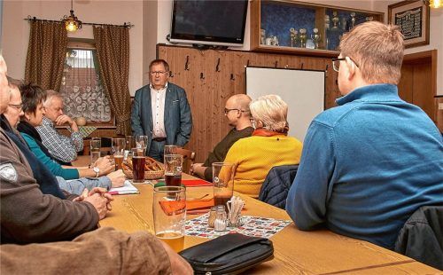 Um die künftige Entwicklung Gumattenkirchens ging es Mettenheims Bürgermeister Stefan Schalk ebenso wie dem engagierten Bürgerkreis auf dessen erster Sitzung beim Spirkl-Wirt. Foto Kretschko