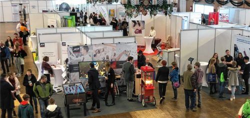 Um die Mittagszeit am Sonntag war die Jobmesse in der Inntalhalle ganz ordentlich besucht. Fotos Kircher