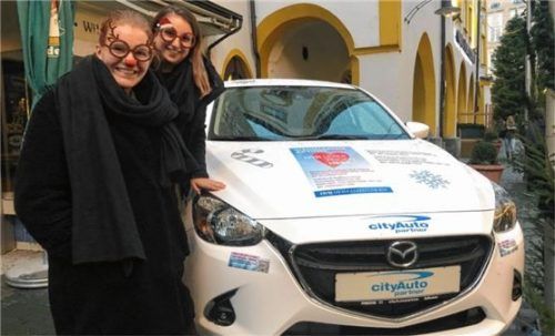 Unsere OVB-Weihnachts-„Wichtel“: Anna Heise (links) und Marina Gabriel. Foto Schlueter