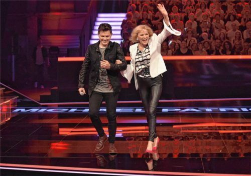 Unter allen vier Coaches hatte Eva Norel die Wahl. Entschieden hat sie sich für Michael Patrick Kelly, unter dessen Fittiche die Gstadterin in den „Sing offs“ am 8. Dezember antreten wird.Foto SAT.1/André Kowalski