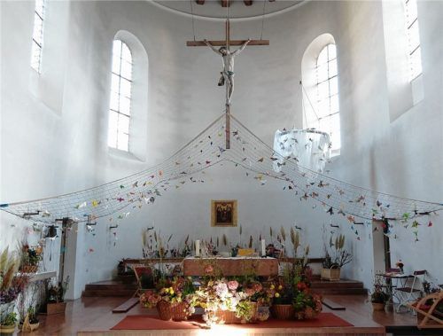 Unzählige Papiervögel bevölkerten den Altarraum in der Bad Endorfer Kirche.Foto re