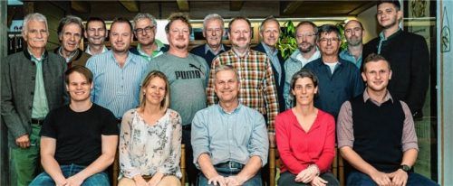 UW-Kiefersfelden mit Bürgermeister Hajo Gruber und den nominierten Gemeinderatskandidaten (stehend, von links:) Klas Litterscheid, Rudolf Erhard, Herbert Mairhofer, Josef Goldmann, Prof. Dr. Torsten Strohmeyer, Rochus Wede, Eberhard Zenau, Robert Haidacher, Josef Steigenberger, Sebastian Bleier, Herbert Mühlbacher, Josef Pirchmoser, Michael Dünkel. Sitzend von links: Peter Reiter, Dr. Jana Thönnissen, Hajo Gruber, Veronika Klosterhuber, Max Larcher, nicht auf dem Foto sind Ruth Fischer und Arno Kramer.Foto hoffmann