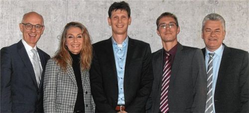 Verabschiedeten den scheidenden Bereichsleiter Straßenbau Stefan Högenauer (Vierter von links) und führten zugleich seinen Nachfolger Stefan Leitner (Mitte) ein: Regierungsvizepräsident Walter Jonas (links), Behördenleiterin Doris Lackerbauer (Zweite von links) und Professor Dr. Wolfgang Wüst, Abteilungsleiter Straßen und Brückenbau (rechts). Foto Forster