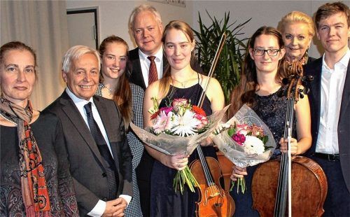 Vereint in der Liebe zur Musik: Marita Hörberg (Mitte) feiert mit ihrer Mutter Christa Hörberg, Laudator Rainer W. Janka, Schwester Sophia Hörberg, ihrem Vater Martin Hörberg, ihrer Kollegin vom Trio Marcato, Katharina Schmidt, Oberbürgermeisterin Gabriele Bauer und Thomas Schuch, der Pianist im Trio Marcato ist.Foto Sperber