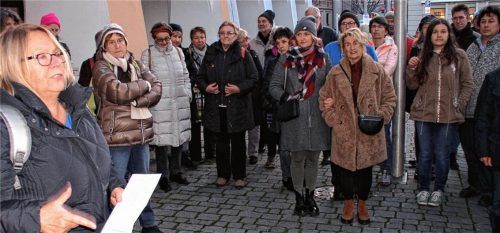Verfolgt und ausgegrenzt: Angelika Wolf (links), Vorsitzende des Vereins „Gesicht zeigen – Rosenheimer Bündnis gegen Rechts“, erinnert beim Stadtrundgang an die Übergriffe auf Juden in der Stadt während des Dritten Reichs.Foto Sperber