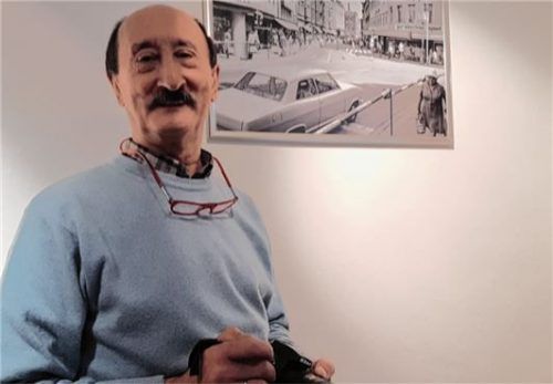 Verkehrsberuhigt auf Probe: Das Foto von der Ecke Kufsteiner- und Münchener Straße und der Text Fußgängerzone dahinter gefällt Stefan Trux besonders. Wegen des geradezu schulmäßigen Aufbaus, wie er sagt.