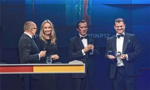 Verleihung des deutschen Nachhaltigkeitspreises 2020 (von links) Stefan Schulze-Hausmann, Initiator des deutschen Nachhaltigkeitspreises, Umweltaktivistin Alexandra Cousteau, Lionel Souque (Vorstandsvorsitzender REWE Group) sowie Preisempfänger Dr. Philipp Schieferdecker, CEO und der Inhaber Profol GmbH. Foto Ruehmeier