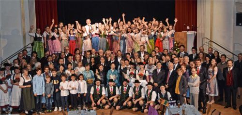 Verstanden sich prächtig: Die Mitglieder der Delegationen aus den Partnerstädten Rosenheim und Ichikawa. Foto re