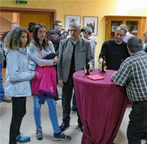 Viele Besucher kamen zum Neubürgerempfang ins Inzeller Rathaus. Sie erhielten unter anderem von Bürgermeister Hans Egger (Mitte) viele Informationen über den Ort Inzell. Foto Wegscheider