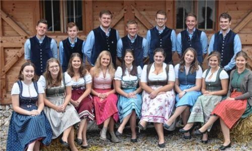 Viele Männer, viele Frauen: Seit Wochen proben die Oberbergkirchener das Theaterstück, in welchem eine fesche Bedienung im Dorfwirtshaus den Männern den Kopf verdreht.Foto Gillhuber