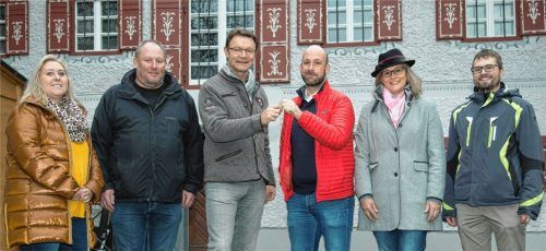 Viele Menschen haben daran Anteil, dass das Kronasthaus am Wochenende nach langer Umbauzeit wieder eröffnet: Marion und Georg Kaiser, Liegenschaftsverwaltung, Bürgermeister Jürgen Seifert mit Christoph Müller, der mit seinem Bruder Luitpold Müller das neue Geschäft im Haus führt, außerdem Martina Lehmann von der PriMa und Bautechniker Christoph Kurz (von links) bei der Schlüsselübergabe. Foto Berger