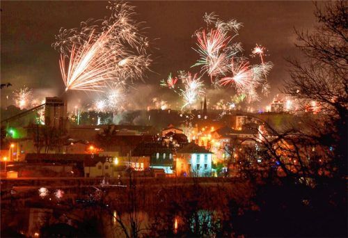Vielleicht bald schon Vergangenheit:  Der Himmel über Rosenheim ist zu Silvester 2018 hell erleuchtet. In diesem Jahr steht zur Debatte, die Böllerei in Teilen der Innenstadt zu verbieten.Foto Ziegler