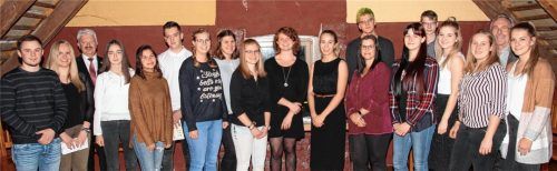Vier junge Männer und 13 Damen waren zur Bürgerversammlung gekommen, um für Bestleistungen in Schule und Beruf geehrt zu werden: (von links) Andreas Grätzl, Anna-Sophia Stefani, Bürgermeister Erwin Baumgartner, Tanja Franziska Nehmer, Hannah Stecher, Pajtim Ugzmaili, Helena Bernauer, Maria Katharina Moser, Hildegard Kurz, Viktoria Hammermaier, Susanne Webersberger, Cathleen Braun, Lukas Fuchs, Reka Sebestyen, Andreas Petermeier, Manuela Schmaußer, Sabrina Schneider, Landrat Georg Huber und Christina Rauscheder.Foto Enzinger