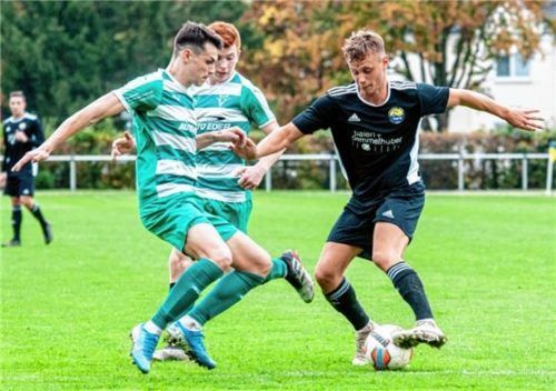 Vitaly Blinov (rechts) war diese Woche krank und vergrößert damit die Sorgenfalten beim FC Töging. Foto  Eschenfelder