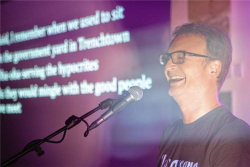Voll dabei: Michael „Michi“ Hermann ist ein Teil der gemeinnützigen GmbH „Volxgesang“ und führte im Gasthof Höhensteiger durch das Programm. Foto Frauke Wichmann