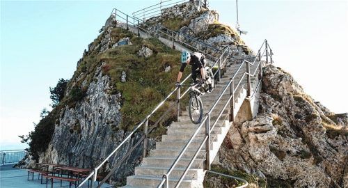 Vom Aussichtspunkt an der Bergstation rattert Markus Fleischmann die Treppen runter und balanciert sein Mountainbike dabei nur auf dem Vorderrad. Fotos Geiger